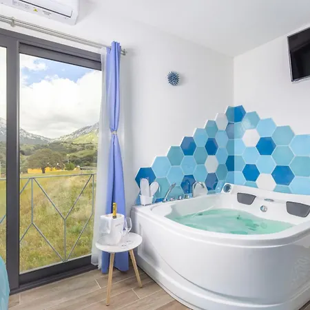 A Stunning With Pool And Jacuzzi *