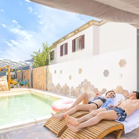 A Stunning With Pool And Jacuzzi