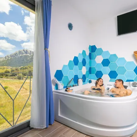 A Stunning With Pool And Jacuzzi וילה *