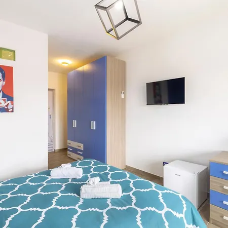 A Stunning With Pool And Jacuzzi וילה