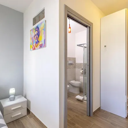 A Stunning With Pool And Jacuzzi וילה Lula