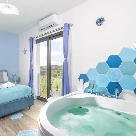 A Stunning With Pool And Jacuzzi