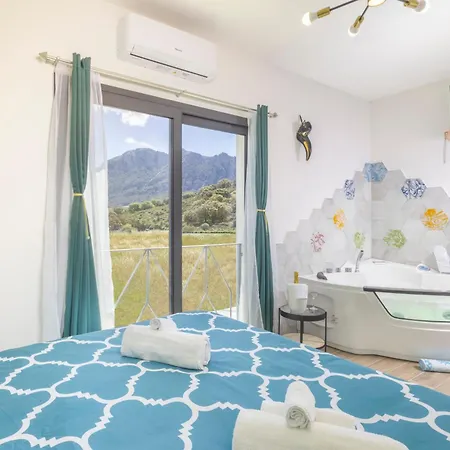 A Stunning With Pool And Jacuzzi Villa