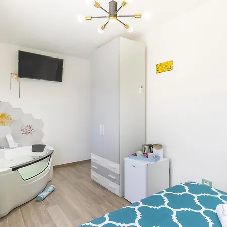 וילה A Stunning With Pool And Jacuzzi Lula