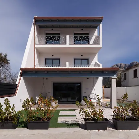 A Stunning With Pool And Jacuzzi Villa *